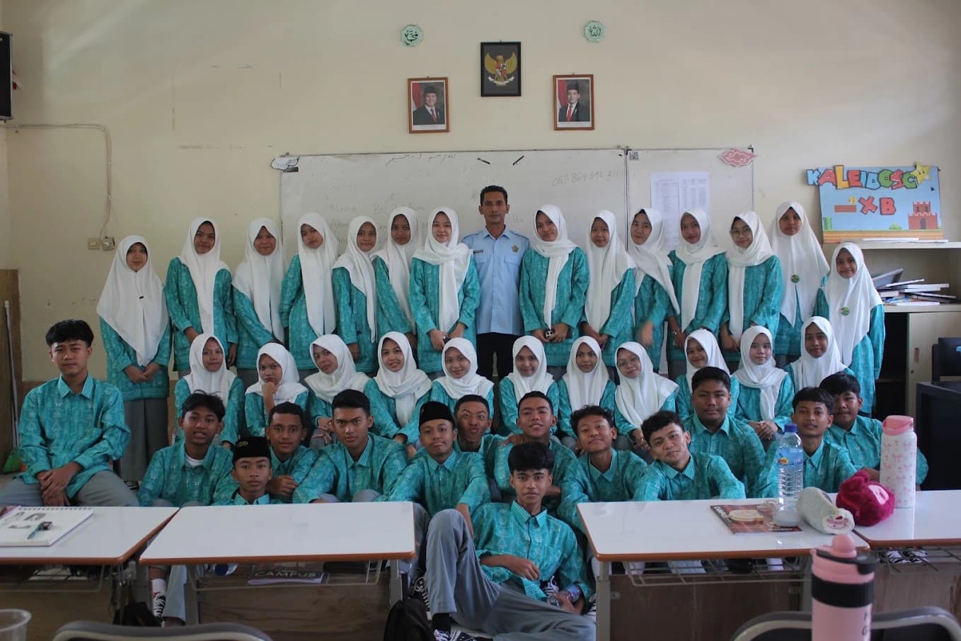 Foto bersama seluruh anggota Valentrix Class X-B