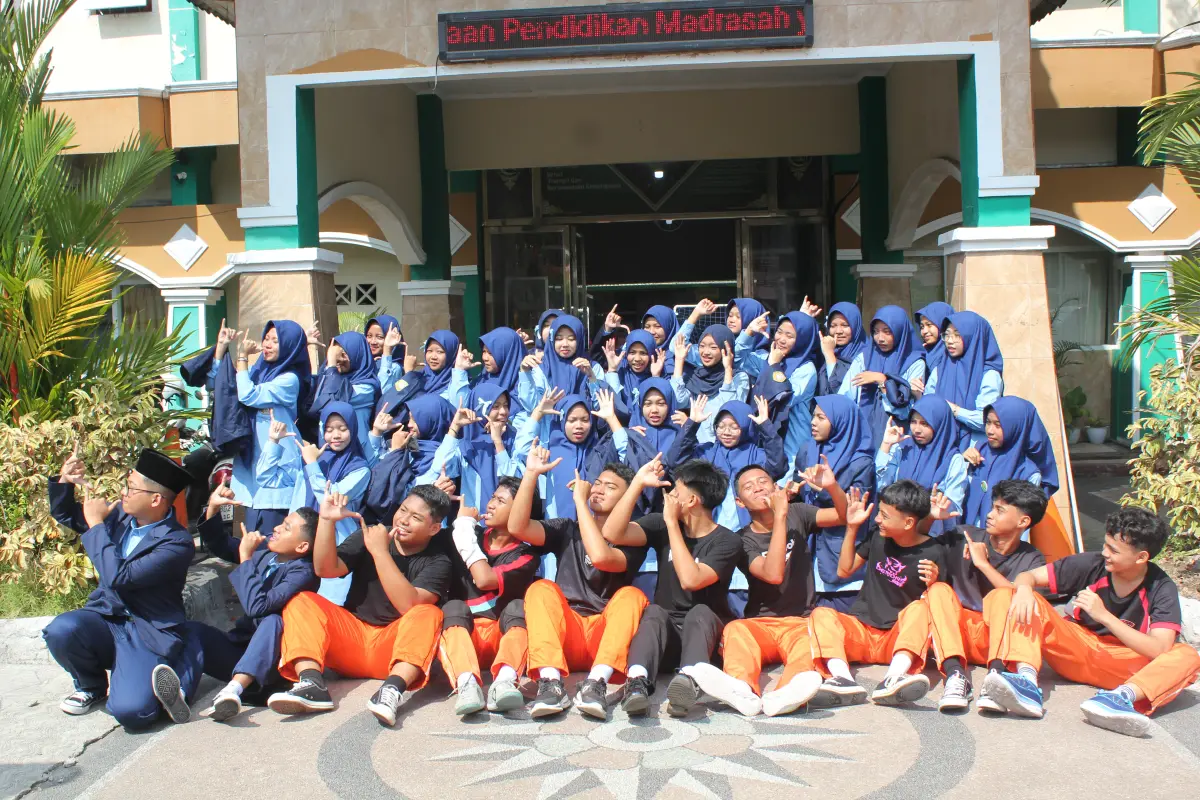 Foto bersama seluruh anggota Valentrix Class X-B